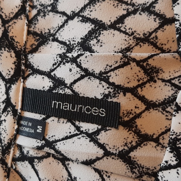 Maunce top.Sleeveless black and white.  Medium. - Picture 8 of 16